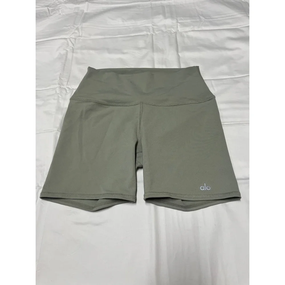 Alo Yoga airbrush high rise biker shorts in a sage green women's size medium